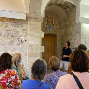 La visite guidée de Ronan Jahény au ppied de la fresque de la Vierge à l'Enfant