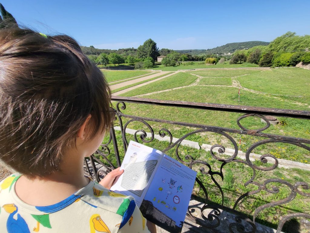 Découvrir le patrimoine en famille, un carnet de jeux à la main : votre aventure commence ici !