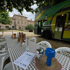 L'omnibus offre une restauration éphémère au Château