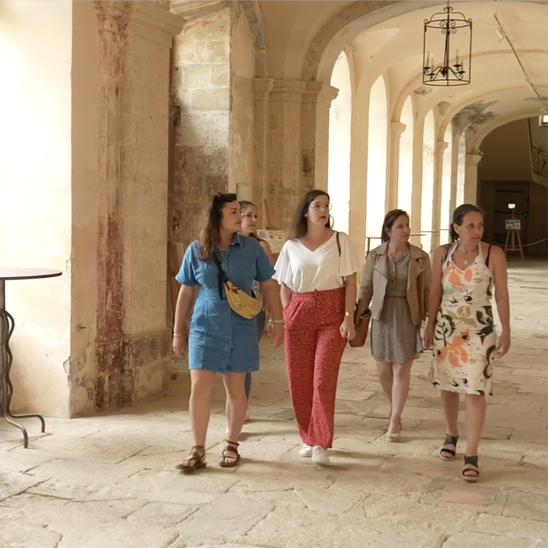 photographie de visiteurs du Château Abbaye de Cassan