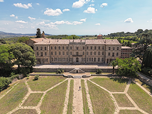 Une sortie culturelle incontournable près de Pézenas et Béziers. Explorez l'histoire de l'Hérault lors d'une visite guidée au Château Abbaye de Cassan