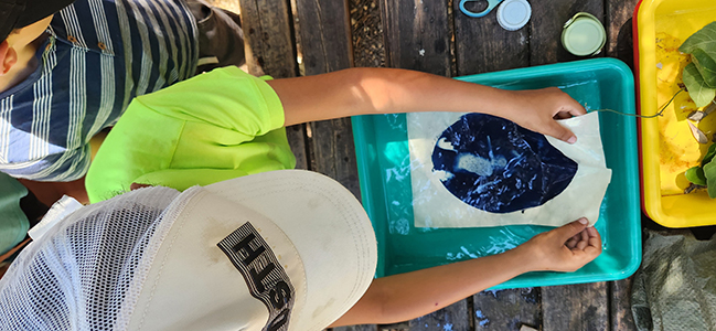 photo d'un enfant en atelier Cyanotype
